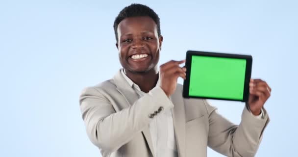 Ευτυχισμένος μαύρος, tablet και πράσινη οθόνη για διαφήμιση ή μάρκετινγκ σε φόντο στούντιο. Πορτρέτο του αφρικανού επιχειρηματία που δείχνει την επίδειξη τεχνολογίας, app ή tracking markers στο χώρο mockup. - Πλάνα, βίντεο