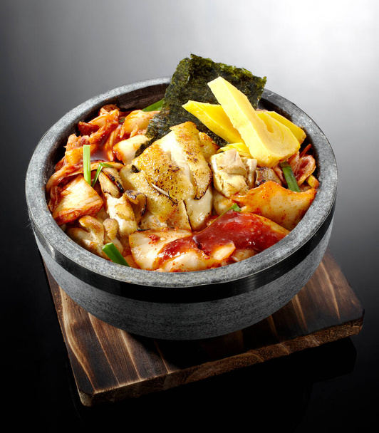 chiński makaron z wieprzowiną, kurczaka i warzyw na czarnym tle - Zdjęcie, obraz