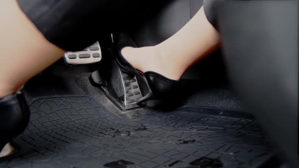 Een vrouwenvoet drukt op het gaspedaal van een auto. Vrouwelijke bestuurder. - Video