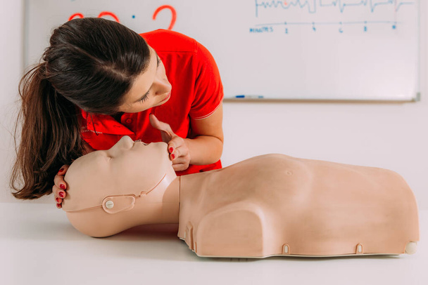 A comprehensive first aid course, focusing on CPR and lifessaving techniques. Обучение необходимым навыкам в благоприятной обстановке  - Фото, изображение