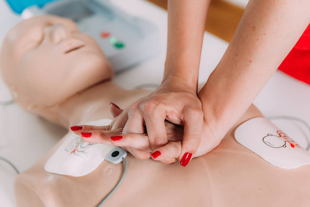 Τεχνικές συμπίεσης θώρακα σε εκπαίδευση πρώτων βοηθειών CPR με ανδρείκελο.  - Φωτογραφία, εικόνα