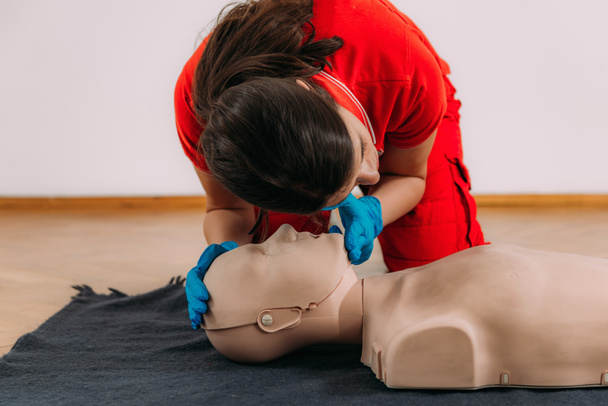CPR з технікою ротової порожнини на курсі першої допомоги з використанням тренувального манекену. - Фото, зображення