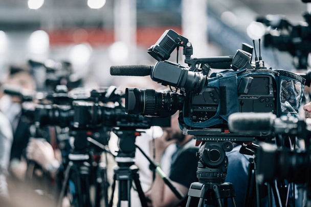 Öffentliche Live-Berichterstattung in den Medien, Fernsehkameras bei einer Pressekonferenz - Foto, Bild