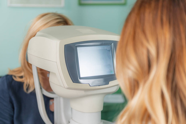 Refractómetro automático para exámenes oculares precisos - Foto, imagen