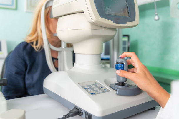 Οφθαλμολογική εξέταση με διαθλασίμετρο σε επαγγελματικό οφθαλμολογικό περιβάλλον - Φωτογραφία, εικόνα
