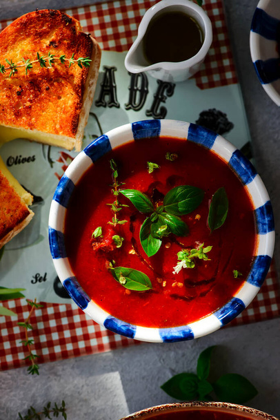 Жареный томатный суп с сырными тостами. Топ-менеджер - Фото, изображение