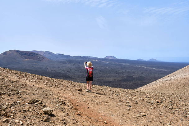 Mulher caminhante fotografar vulcões enquanto caminhando. Conceito de férias de aventura - Foto, Imagem