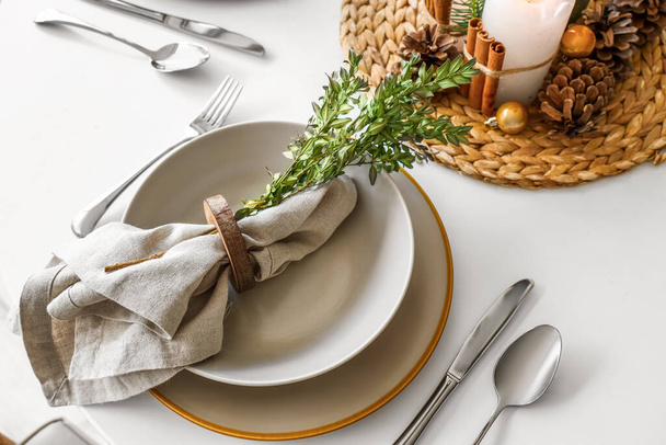 Ustawienie stołu świątecznego ze złożoną serwetką, czyste talerze i sztućce, zbliżenie - Zdjęcie, obraz