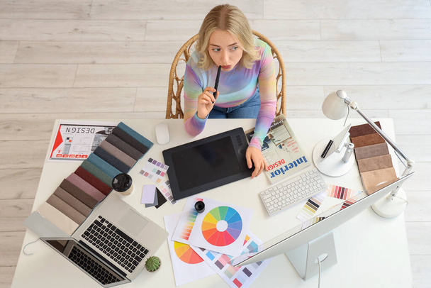 Γυναίκα σχεδιαστής εσωτερικών χώρων που εργάζονται με γραφικό tablet στο τραπέζι στο γραφείο, top view - Φωτογραφία, εικόνα