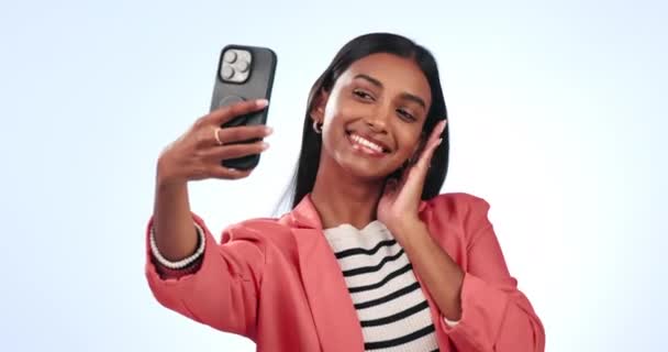 Móda, šťastná žena nebo vlivný brát selfie ve studiu na sociálních médiích s módní styl nebo úsměv. Dívka, cool nebo indické žena osoba fotografování, vlog nebo obrázek izolované na bílém pozadí. - Záběry, video