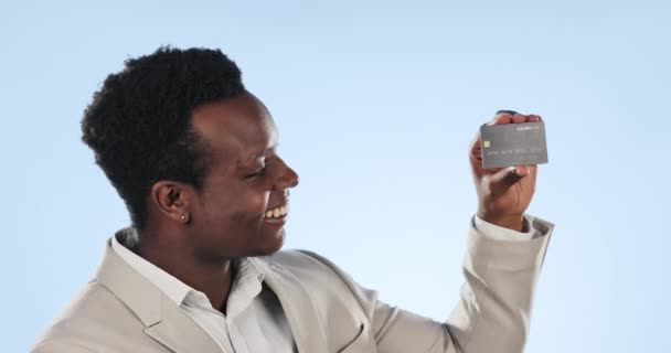 ハッピービジネスマン,クレジットカード,ブルースタジオのバックグラウンドで銀行や広告のための資金. アフリカ人または黒人男性の肖像画 支払い,取引または銀行口座のデビットを示す笑顔. - 映像、動画