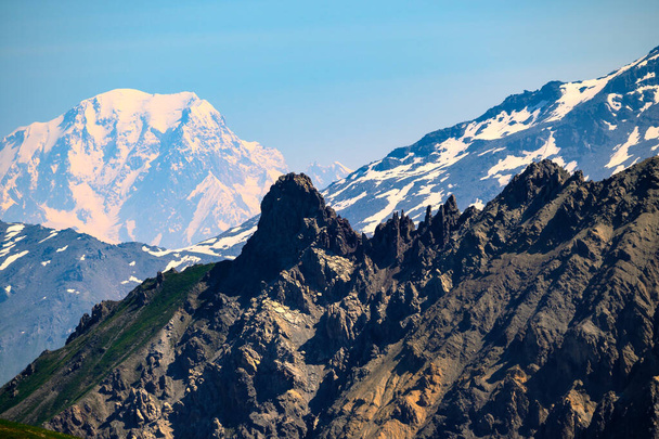 Vista sobre la cima blanca nevada del Mont Blanc la montaña más alta de los Alpes y Europa Occidental desde el paso de montaña Col du Calibier en el soleado día de verano, Hautes Alpes, Francia - Foto, imagen