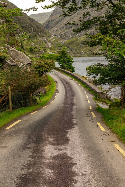 Dunloe Gap 'teki yollar ve dağlar kayalar ve bitki örtüsüyle, Killarney, Kerry, İrlanda - Fotoğraf, Görsel