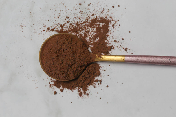 Pó de cacau de chocolate escuro sem açúcar na colher - Foto, Imagem