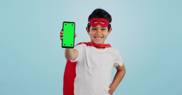 Ребенок, игра и портрет с зеленым экраном телефона для супергероя, справедливость или счастливый макет с маркерами слежения. Малыш, супергерой и смартфон с макетом пространства и линчевателя, костюмы и игры. - Кадры, видео