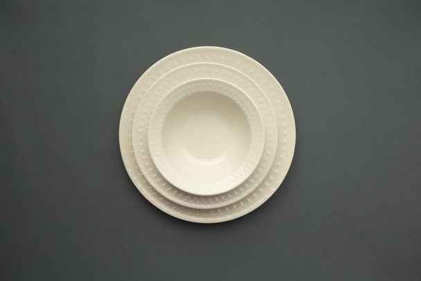 тарелки и салфетки на деревянном столе
  - Фото, изображение
