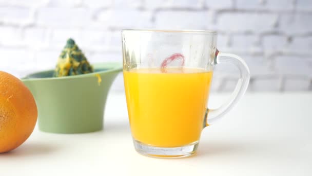 espremendo laranjas em suco de laranja - Filmagem, Vídeo