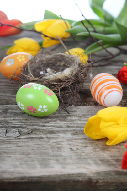 Великодня композиція з гніздом і яйцями
  - Фото, зображення