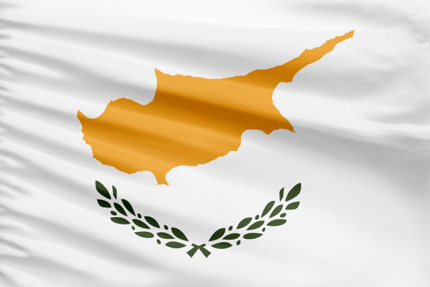 Флаг Кипра изображен на спортивной ткани со складками. - Фото, изображение