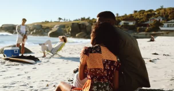 Para przytulająca się na plaży. Wysokiej jakości materiał 4k - Materiał filmowy, wideo