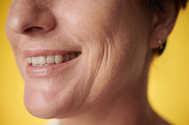 Обрізаний образ зрілої жінки з зубною посмішкою - Фото, зображення