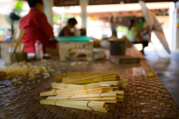 Bambu on valmis käytettäväksi tehdä Lanna tyyli fanit, Chiang Mai maakunnassa. - Valokuva, kuva