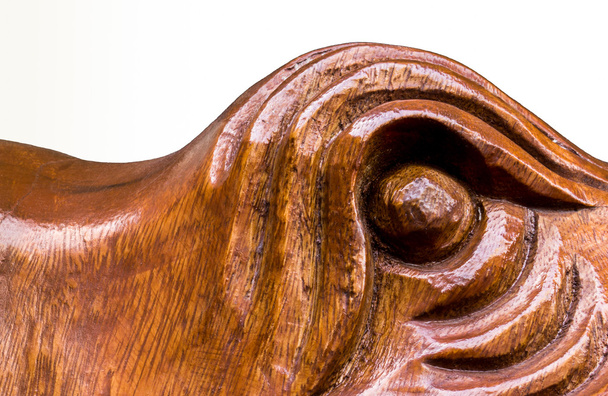 Texture isolée en bois sculpté Big Eye sur fond blanc
 - Photo, image