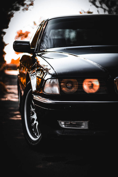 Jesienne zdjęcie starego europejskiego samochodu w Charkowie - Zdjęcie, obraz