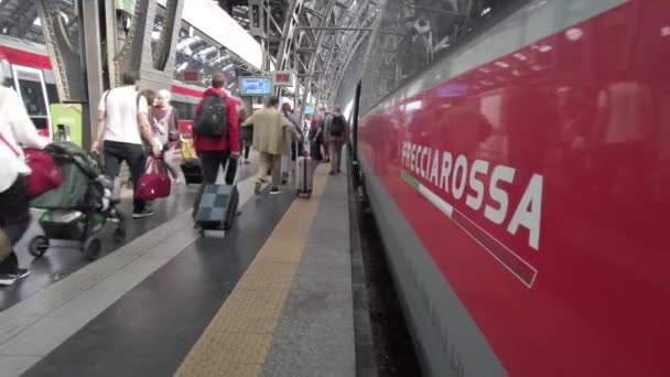 Європа, Італія , Мілан 10-4-23 - Центральний залізничний вокзал в центрі міста - швидкісний поїзд Фрейкаріосса 300 км / год - найкращий спосіб поїхати в Рим і Неаполь з Мілана - Кадри, відео
