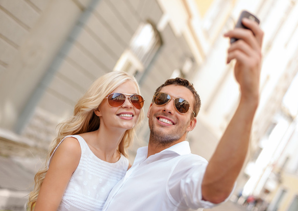 smiling couple with smartphone in the city - Foto, Imagem