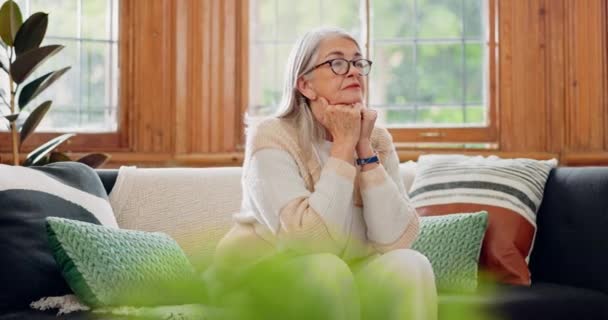 Мислення, відображення і старша жінка на дивані у вітальні з пам'яттю або мріючим обличчям. Розслабтеся, ідея і літня жінка на пенсії з хворобою Альцхаймера в залі сучасного будинку. - Кадри, відео