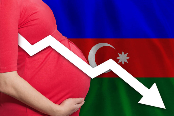 Вагітна жінка на азербайджанському прапорі. Падіння рівня народжуваності - Фото, зображення