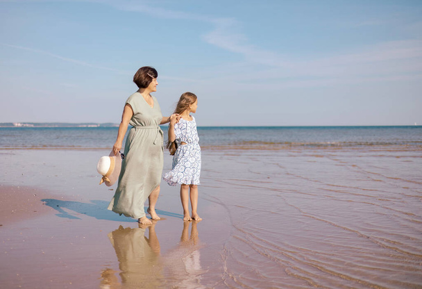 Retrato de la abuela con su nieta pasó el fin de semana y caminar en la costa del mar en verano soleado. - Foto, imagen