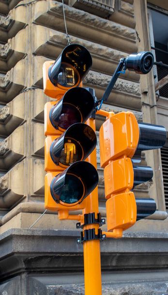 Пешеходный переход. Светофор на улице Неаполя в Италии. - Фото, изображение