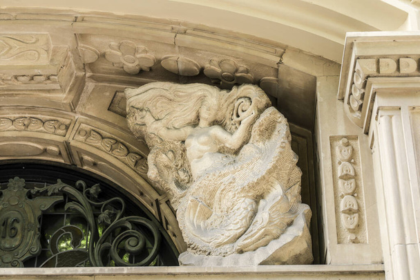 Donostia, Gipuzkoa, España- 12 de agosto de 2023: Hermosa fachada de piedra tallada de edificio antiguo en San Sebastián, España - Foto, Imagen