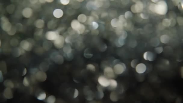 Mesmerizing 4K Slow-Motion Footage of Festive Foil Tinsel in Close-up. Capturando la esencia de la alegría y la celebración navideñas, cada hebra que adelgaza irradia el calor de las reuniones familiares. El Espíritu de la Temporada - Metraje, vídeo