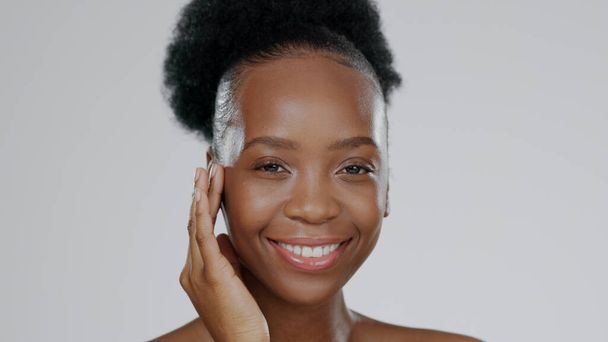 Twarz, pielęgnacja skóry i ręce szczęśliwej czarnej kobiety w studiu, odizolowanej na szarym tle. Portret, naturalne kosmetyki i afrykański model skóry dotykowej w uzdrowisku zabiegi na twarz, wellness lub zdrowie. - Zdjęcie, obraz