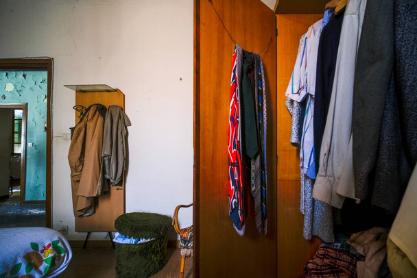вход с деревянной подвесной одеждой в заброшенном доме. Высокое качество фото - Фото, изображение