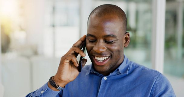 Hombre negro feliz, llamada telefónica y riendo para la discusión, broma divertida o humor en la oficina. El empresario africano sonríe, habla o teléfono inteligente móvil para una divertida conversación de negocios o propuesta en el lugar de trabajo. - Foto, imagen