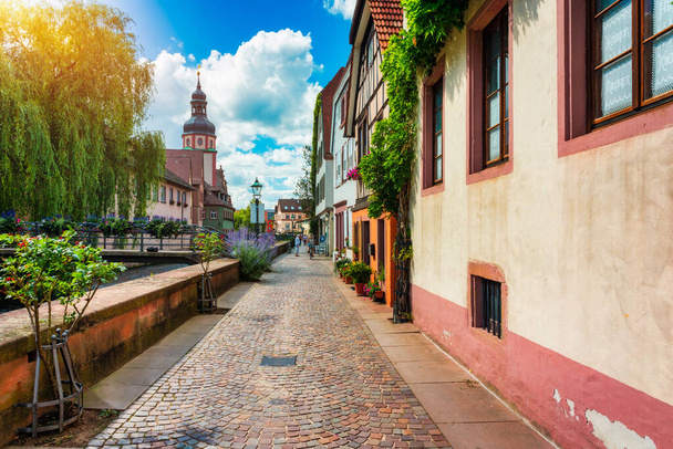 Staré město Ettlingen v Německu s řekou Alb. Pohled na centrální okres Ettlingen, Německo, s řekou Alb. Ettlingen, Baden Wurttemberg, Německo.  - Fotografie, Obrázek