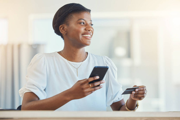 Μαύρη γυναίκα, επαγγελματική πιστωτική κάρτα και smartphone, ηλεκτρονικό εμπόριο και fintech με χαμόγελο, πληρωμή και χρηματοδότηση. Εταιρικός λογαριασμός, χρήση τηλεφώνου για mobile banking και app, χαρούμενος εργαζόμενος με online αγορές. - Φωτογραφία, εικόνα