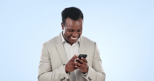 Emocionado hombre negro, teléfono y la bomba de puño en la celebración, ganar o promoción contra un fondo de estudio. Feliz hombre de negocios africano sonrisa en el teléfono inteligente móvil para buenas noticias, bono o victoria en la maqueta. - Imágenes, Vídeo