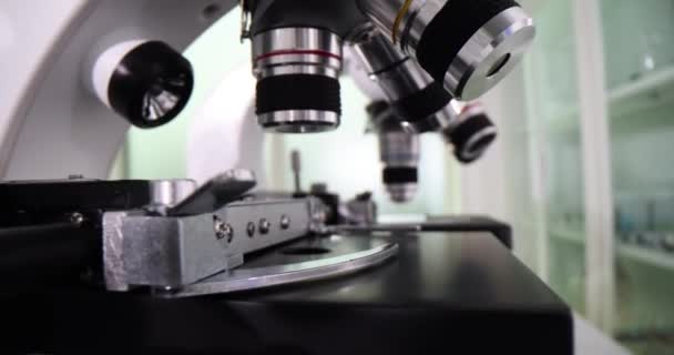 Microscopios para exámenes de laboratorio especializados en clínicas. Microscopios con varios oculares para pruebas de laboratorio especializadas en consultorios de laboratorio - Metraje, vídeo