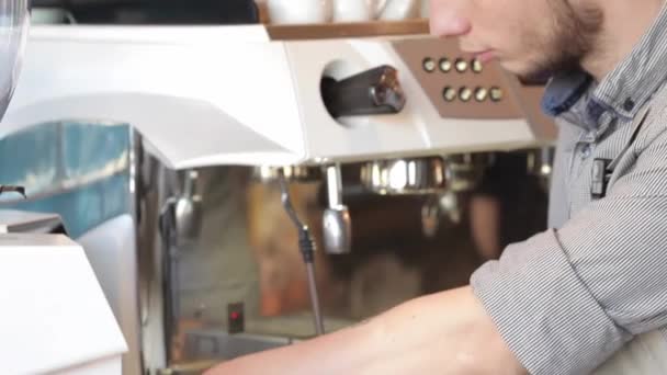 Баріста готує еспресо. Красивий чоловік barista робить каву і посміхаючись стоячи в барі боротьби поблизу кави машина. Баріста кафе, роблячи кави приготування служби концепції. - Кадри, відео