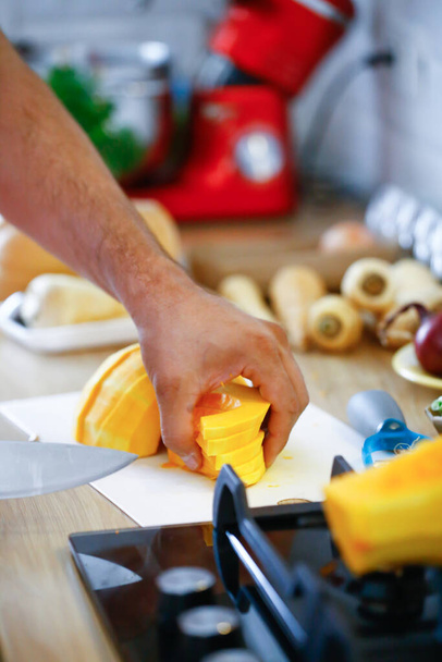 Mężczyzna ręce zbliżenie obsługi jedzenia.Gotowanie warzyw w kuchni - Zdjęcie, obraz