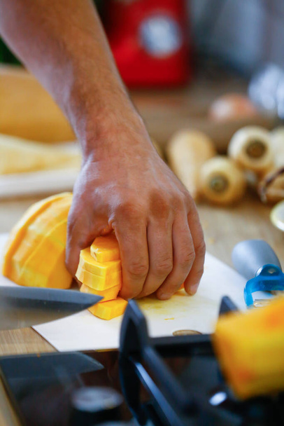 Mężczyzna ręce zbliżenie obsługi jedzenia.Gotowanie warzyw w kuchni - Zdjęcie, obraz