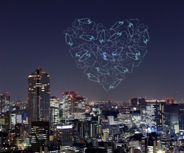 сердце сверкает фейерверки празднуя над городом Токио почти
 - Фото, изображение