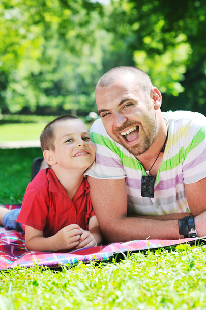 Щасливий батько і син розважаються в парку
 - Фото, зображення