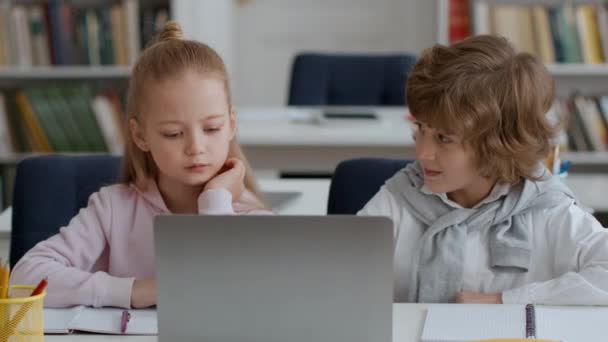 Skvělá skupinová práce. Šťastný chlapec a dívka řešení úkolu na digitálním tabletu, hádání správné odpovědi a dává plácnutí si navzájem, těší úspěch - Záběry, video