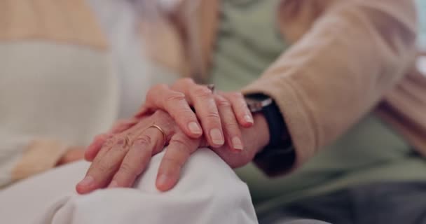 Dłonie, wsparcie i para seniorów zbliżenie w ich domu dla miłości, sympatii lub zaufania podczas emerytury. Nadzieja, uzdrowienie i empatia z osobami starszymi na kanapie w salonie. - Materiał filmowy, wideo